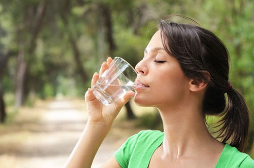 Uống nhiều nước giúp bạn thoải mái tràn đầy sức sống hơn