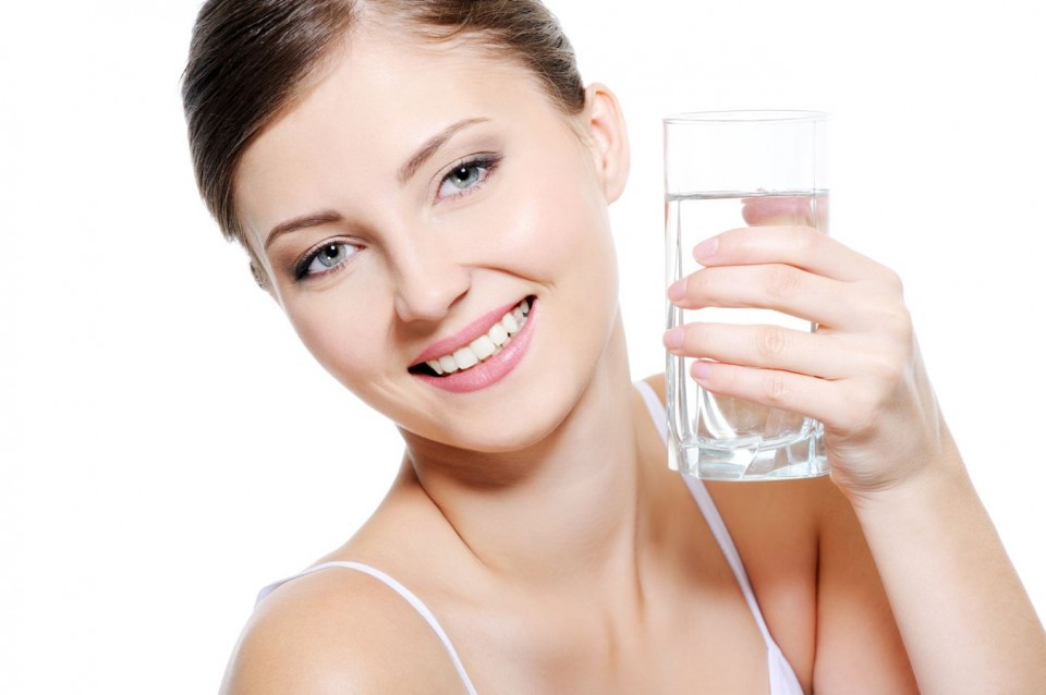Uống một cốc nước vào sáng sớm giúp giải độc cho cơ thể