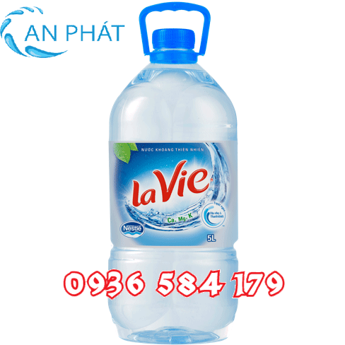 Nước lavie chai 5l tiện lợi khi đi dã ngoại, du lịch