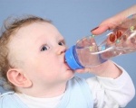 Cách cho trẻ uống nước đúng cách mà không bị sặc